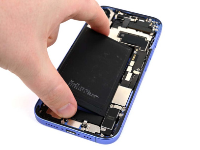 Замена аккумулятора iPhone 16