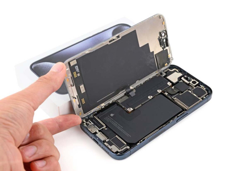 Перепайка микросхемы и устранение ошибки дисплея iPhone 15 Pro Max