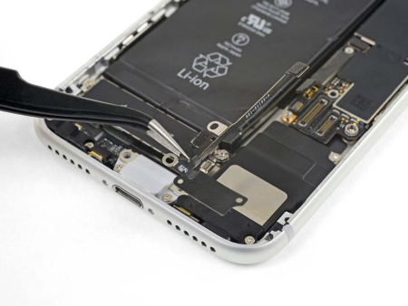 Замена нижнего микрофона iPhone SE 2020