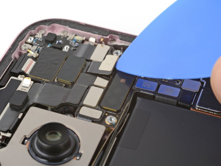 Замена шлейфа кнопок громкости и включения iPhone 15 Plus